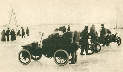 1905 Nordens och därmed Sveriges första hastighetstävling arrangerades i samband med Nordiska spelen i Stockholm på Mälarens is i Björkfjärden utanför Mälsåker i Södermanland. Källa: Vykort från Tekniska Museet.